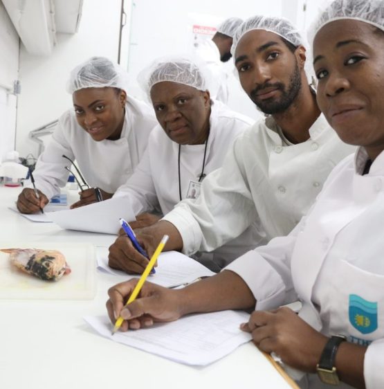 fpu-students-looking-at-photo